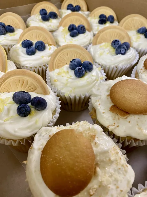 Banana pudding cups and mini blueberry cheesecakes